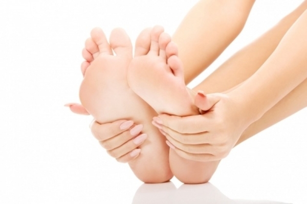 Огрубевшая кожа на ступнях может быть связана с раком пищевода
